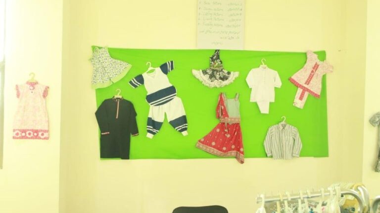 Alcuni campioni di vestiti realizzati dalle donne